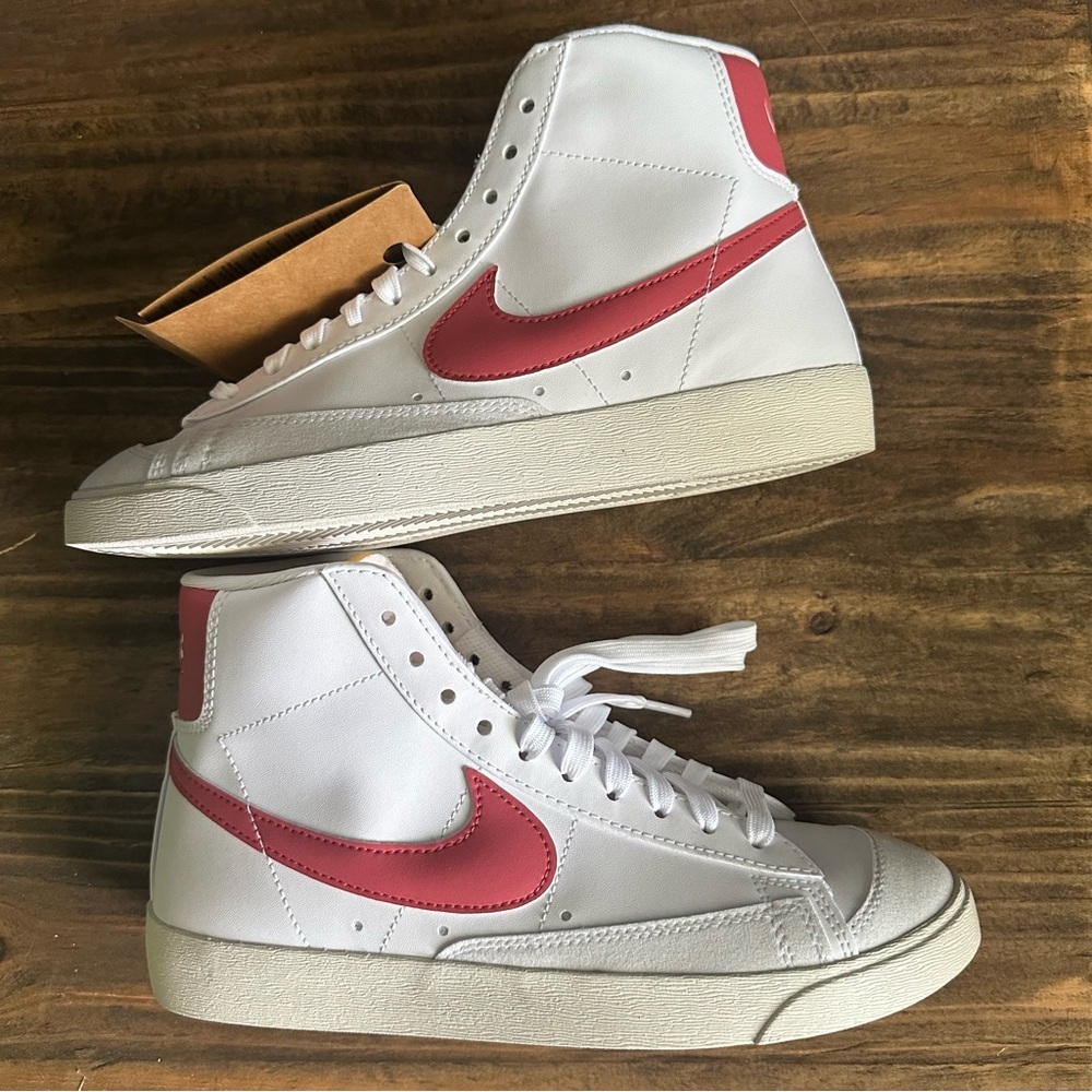 NEW Women’s Nike Blazer Mid ‘77 In White/Red Stardust Size 9 - Picture 2 of 2